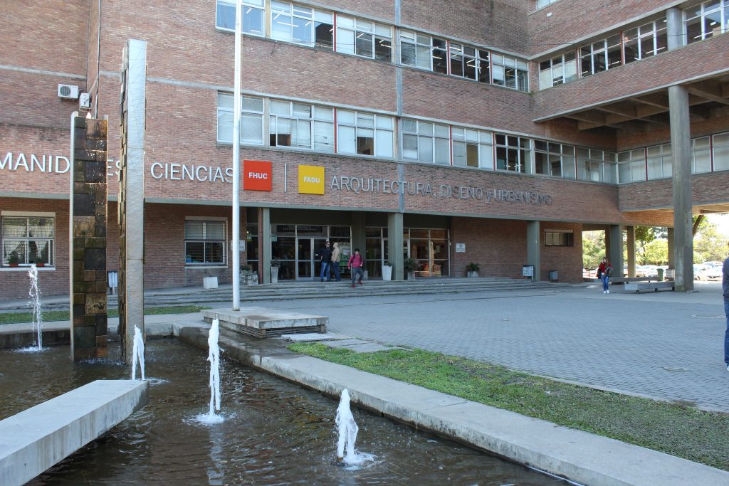 Frente de la FADU desde la Plaza del Bicentenario